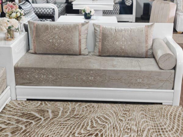 Tissu Velours Taupe Brodé - Élégance et Sobriété – Image 4