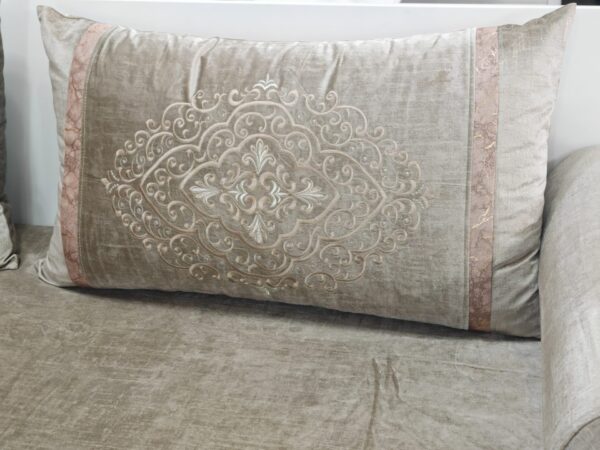Tissu Velours Taupe Brodé - Élégance et Sobriété – Image 5
