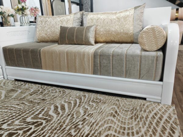 Tissu Brocart Matelassé Doré - Élégance Royale et Raffinement – Image 2