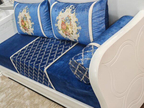 Tissu Bleu Royal Brodé - Style Classique et Élégant – Image 3